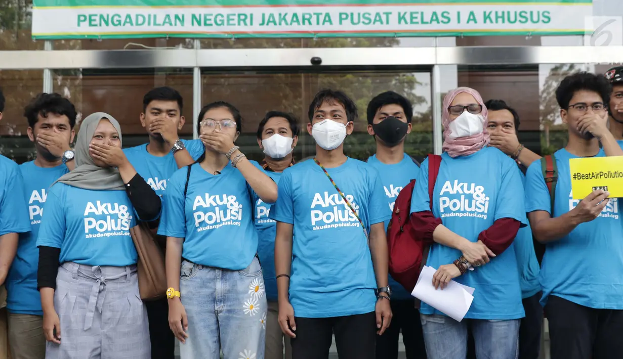 Aktivis berjejer menunggu proses pengajuan gugatan warga menuntut hak mendapatkan udara bersih di Pengadilan Negeri Jakarta Pusat, Kamis (4/7/2019). Gugatan ditujukan ke Presiden RI, Menteri LHK, Mendagri, Menkes, Gubernur DKI Jakarta, Banten dan Jawa Barat. (Liputan6.com/Helmi Fithriansyah)