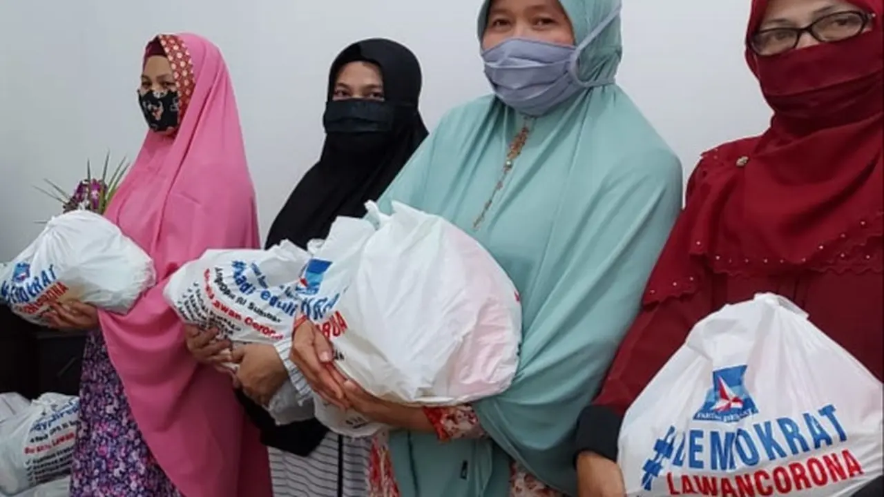 Ustazah Majelis Taklim di Padang, Sumbar menerima bantuan sembako di tengah pandemi corona Covid-19