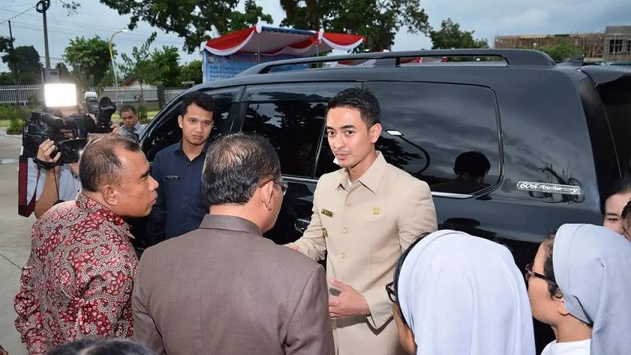 Gubernur Jambi Zumi Zola