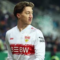 Gelandang Jerman Stuttgart #06, Angelo Stiller, difoto saat pertandingan perempat final Piala Jerman (DFB-Pokal) antara Holstein Kiel dan VfB Stuttgart di Kiel, Jerman utara pada 4 Februari 2026. (IBRAHIM OT/AFP)