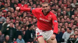 1. Eric Cantona (Manchester United) - Pemain asal Prancis ini bergabung dengan Manchester United pada akhir 1992. Eric Cantona menjadi salah satu pengguna nomor tujuh yang sukses di Manchester United dan menyumbangkan sembilan piala untuk The Red Devils. (AFP/Gerry Penny)