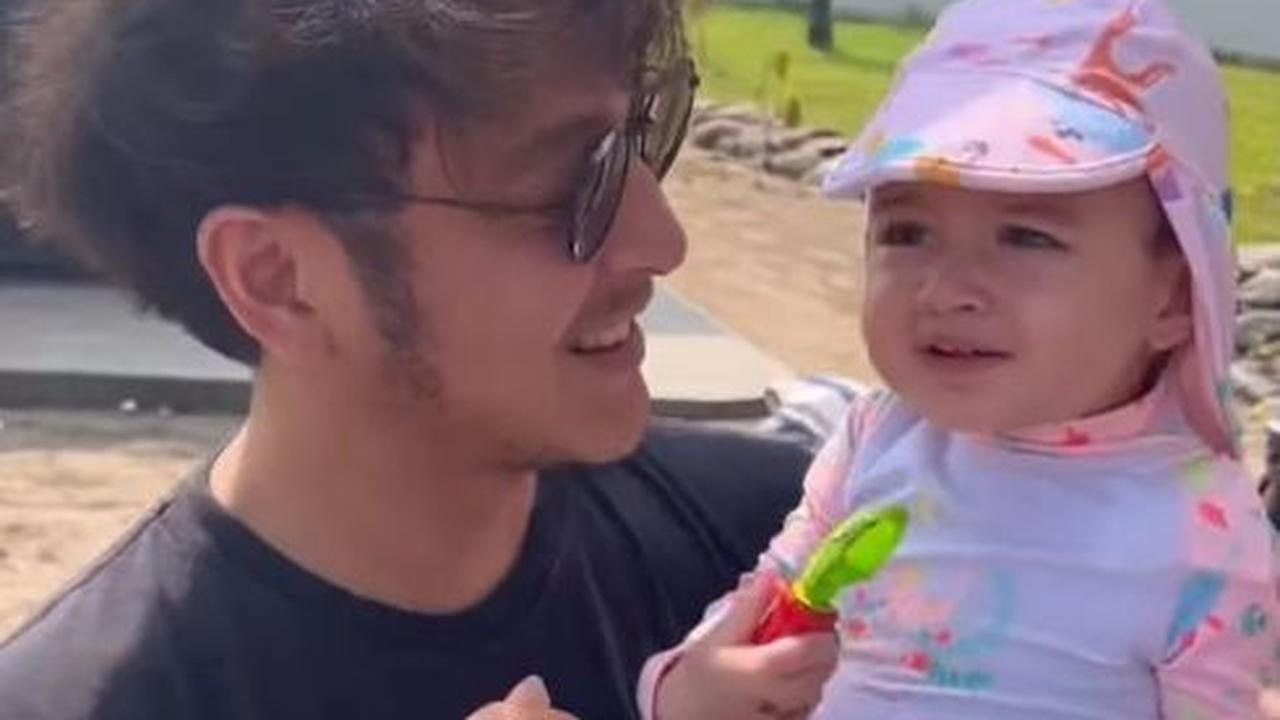 Ada juga yang dibuat salfok dengan Baby Djiwa. Selain cantik, Baby Djiwa disebut bule banget.