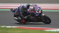 Pembalap Pata Yamaha with Brixx Toprak Razgatlioglu dari Turki melaju saat sesi latihan bebas pertama balapan World Superbike (WSBK) di Sirkuit Mandalika, Lombok Tengah, NTB, Jumat (19/11/2021). Gelaran balap WSBK Mandalika 2021 diikuti oleh 23 pembalap dari 12 tim. (AP Photo/Achmad Ibrahim)