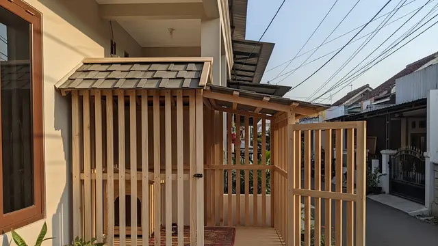 Kandang Anjing Minimalis di Teras Rumah (AI)