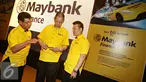Presiden Direktur Maybank Finance Alexander (tengah) bersama Direktur Maybank Anton Sutjipto (kiri) dan Miki Effendi berbincang saat meresmikan identitas baru BII Finance di Jakarta, Kamis (7/1). (Liputan6.com/Immanuel Antonius)