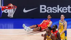 Pebasket Spanyol, Santiago Aldama terjatuh saat melakukan tripoin pada laga kedua Grup G Piala Dunia FIBA 2023 melawan Brasil di Indonesia Arena, Senayan, Jakarta, Senin (28/08/2023). Spanyol menang atas Brasil dengan skor 96-78. (Bola.com/Bagaskara Lazuardi)