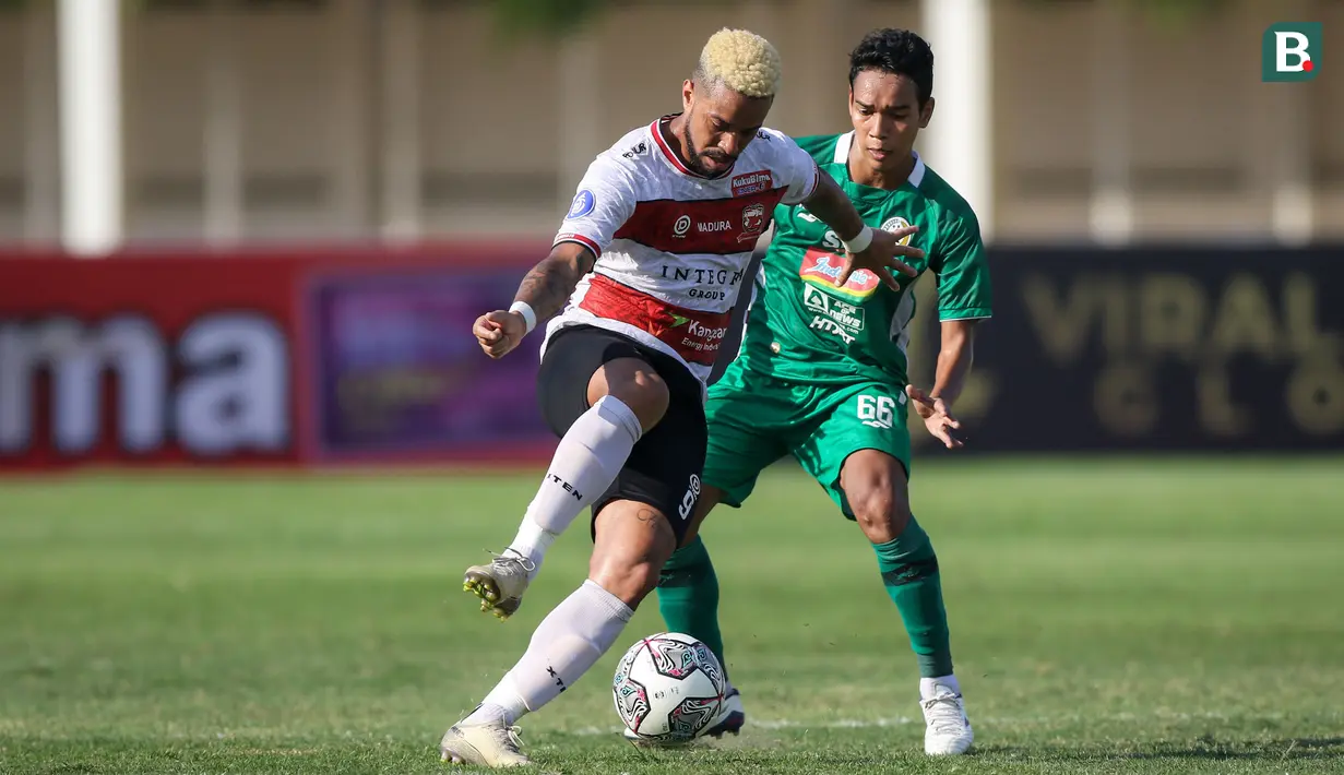 Penyerang Madura United, Rafael Silva (kiri) berebut bola dengan Misbakus Solikin saat laga pekan keempat BRI Liga 1 2021/202 di Stadion Madya, Jakarta, Sabtu (25/09/2021). (Bola.com/Bagaskara Lazuardi)