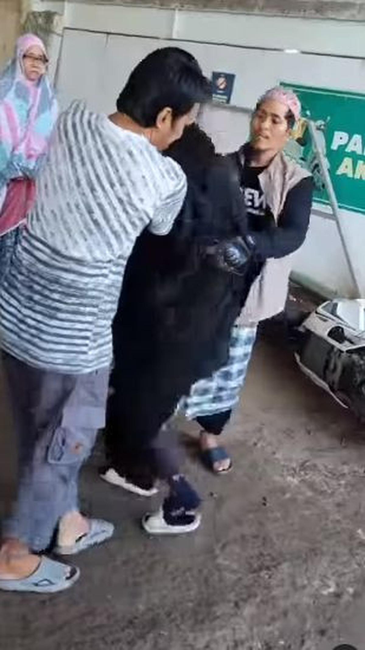 "Astaghfirullahaladzim," ucap sejumlah jemaah di lokasi.