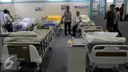 Pengunjung mengamati sejumlah alat kesehatan saat digelarnya pameran alat kesehatan dan perbekalan kesehatan rumah tangga di Jakarta Convention Center (JCC), Jakarta, Jumat (16/10). Acara akan berlangsung hingga 17 Oktober 2015.(Liputan6.com/Johan Tallo)