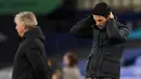 Pelatih Arsenal, Mikel Arteta, tampak kecewa usai ditaklukkan Everton pada laga Liga Inggris di Stadion Goodison Park, Minggu (20/12/2020). Everton menang 2-1 atas Arsenal. (AFP/Jon Super, Pool)