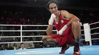 Petinju berumur 25 tahun itu mendapatkan dukungan penuh dari masyarakat Aljazair kala masuk ke ring untuk melakoni partai final Olimpiade 2024. (AP Photo/Ariana Cubillos)