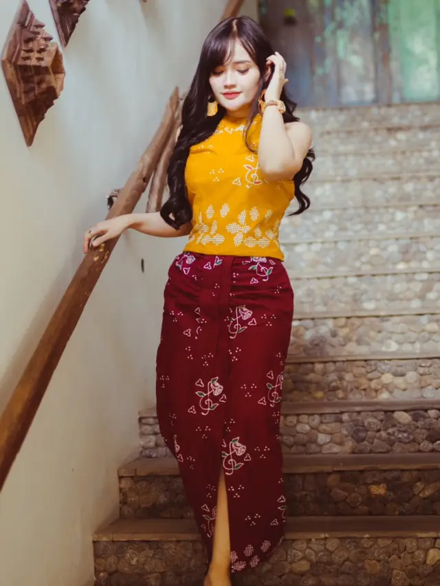Gaya Fanny Soegi dengan Rok Batik