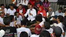Menteri Perhubungan Budi Karya Sumadi berbincang dengan para sopir angkot saat nongkrong bareng di Tangerang, Banten, Sabtu (26/1). Budi mendengar banyak masukan dari para sopir angkot tentang permasalahan yang mereka alami. (Liputan6.com/Angga Yuniar)