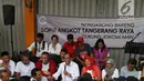 Menteri Perhubungan Budi Karya Sumadi berbincang dengan para sopir angkot saat nongkrong bareng di Tangerang, Banten, Sabtu (26/1). Budi mendengar banyak masukan dari para sopir angkot tentang permasalahan yang mereka alami. (Liputan6.com/Angga Yuniar)