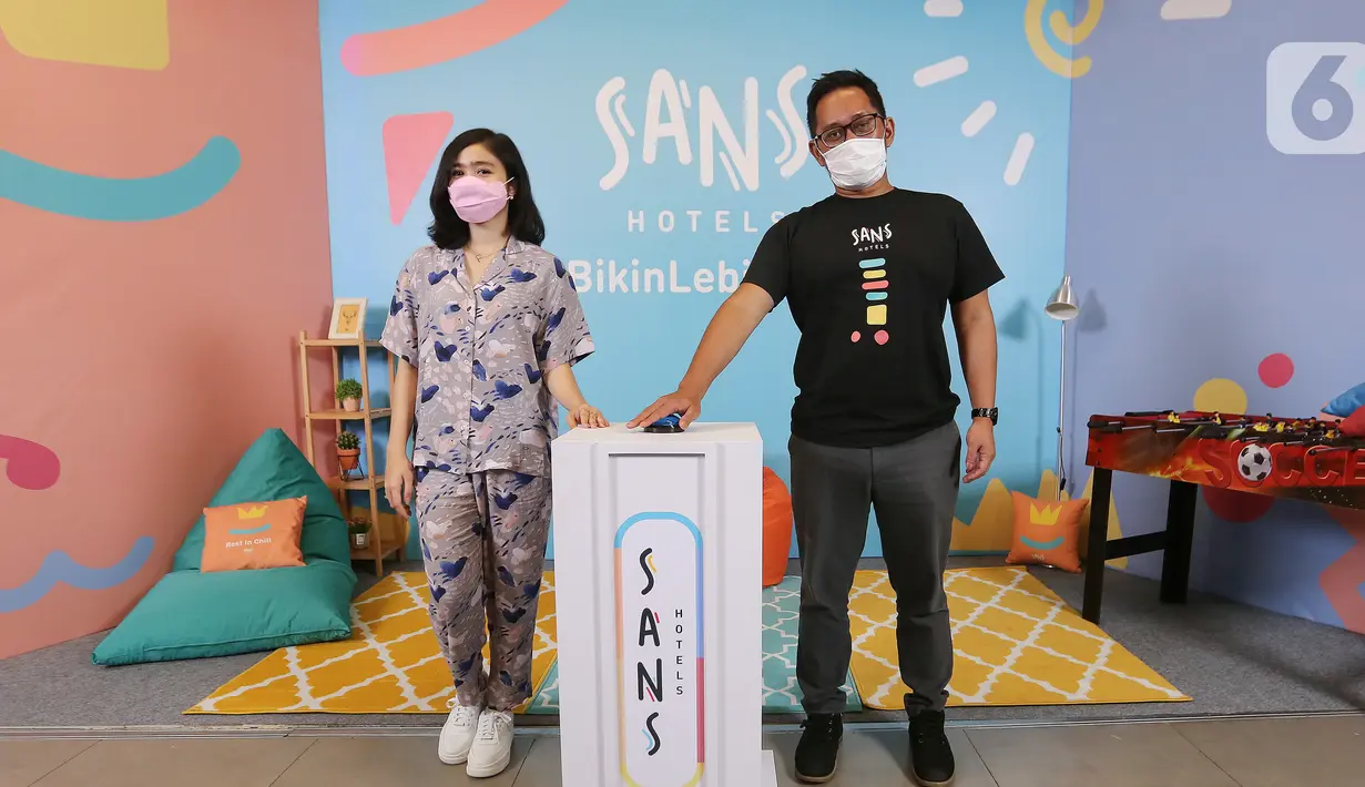 Selebriti & travel influencer Febby Rastanty dan Marketing Manager RedDoorz Indonesia Arif Setiawan pada peluncuran lini Sans Hotel di Jakarta, Rabu (31/03/2021). Peluncuran dibarengi dengan kampanye #BikinLebihSans dalam memulihkan pariwisata di masa pandemi. (Liputan6.com/Fery Pradolo)