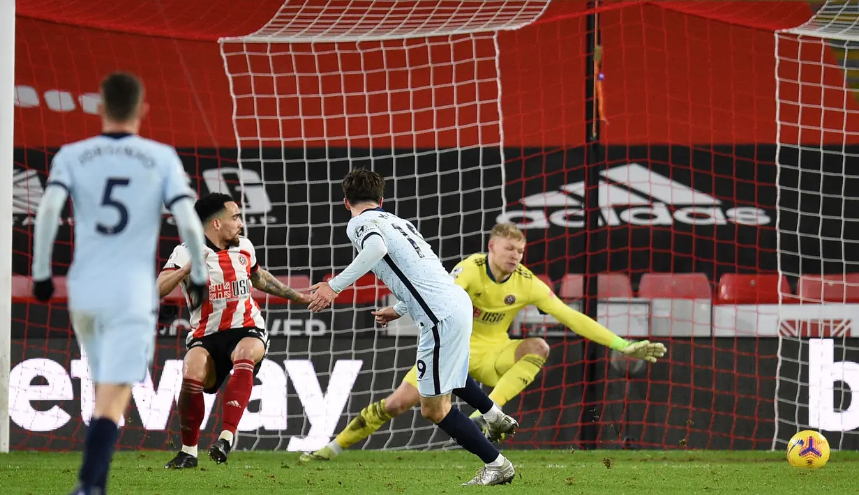 Gelandang Chelsea, Mason Mount (tengah) melepaskan tendangan yang berbuah gol pertama ke gawang Sheffield United dalam laga lanjutan Liga Inggris 2020/21 pekan ke-23 di Bramall Lane, Minggu (7/2/2021). Chelsea menang 2-1 atas Sheffield United. (AFP/Oli Scarff/Pool)
