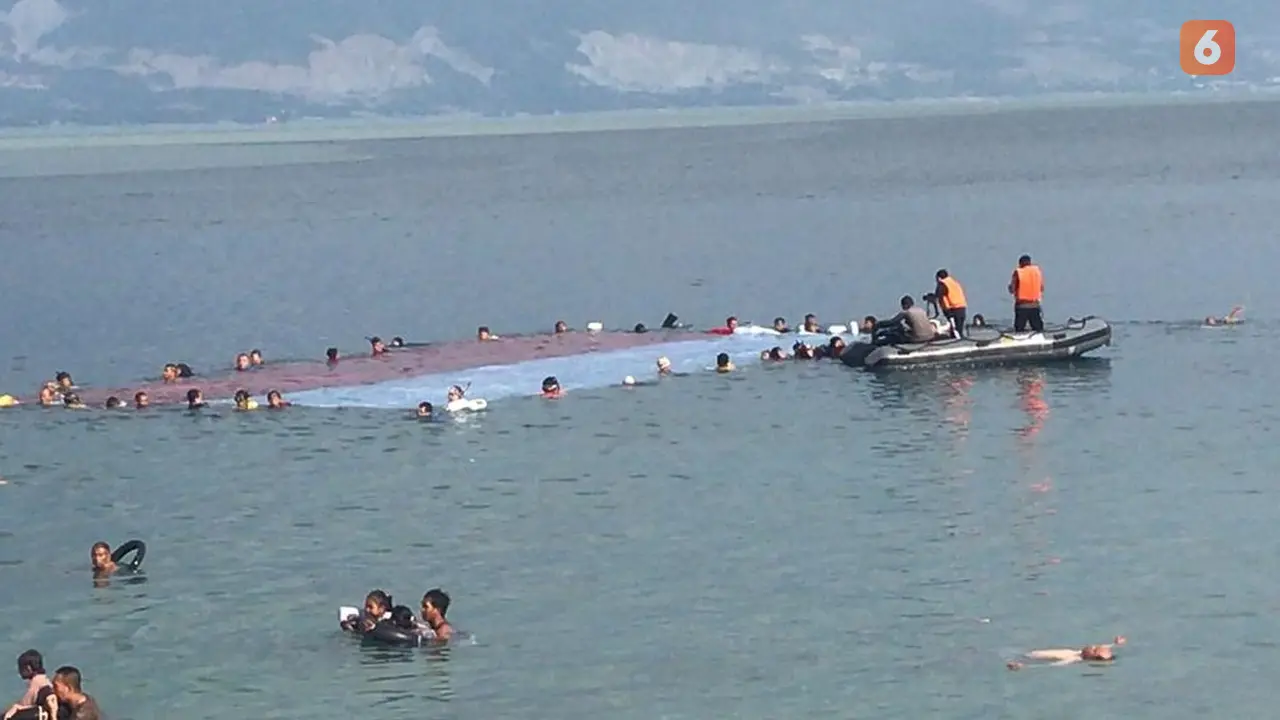 pembentangan bendera raksasa di laut Teluk Palu