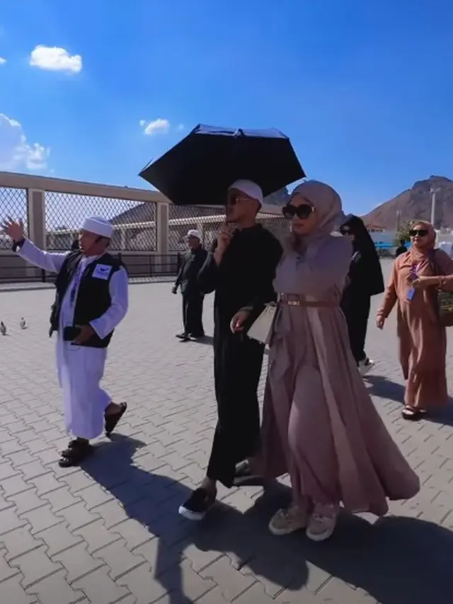 Erina Gudono dalam busana religius (Instagram/erinagudono)