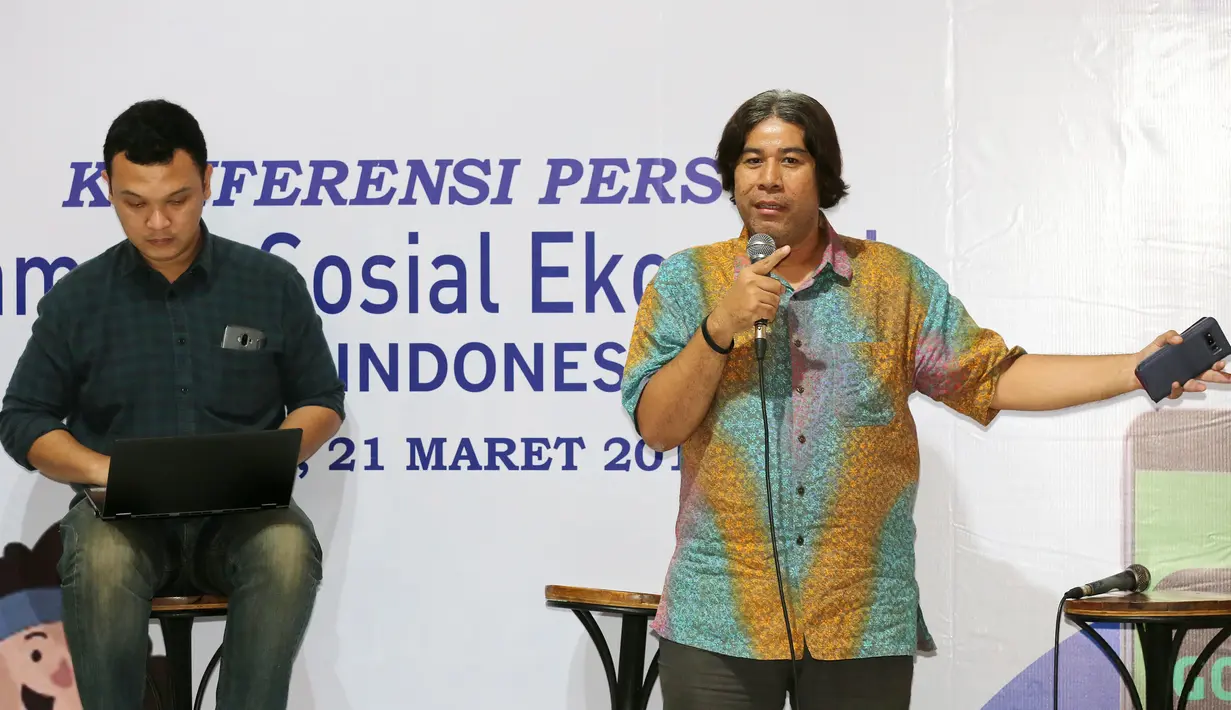 Pengamat Ekonomi FEB UI Andi Fahmi Lubis menanggapi hasil riset Go-Jek oleh Lembaga Demografi FEB UI Tahun 2018 di Jakarta, Kamis (21/3). Hasil riset menemukan kontribusi mitra Go-Jek terhadap ekonomi Indonesia Rp 44,2 Triliun. (Liputan6.com/Fery Pradolo)