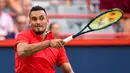 Petenis Australia, Nick Kyrgios berusaha mengembalikan bola ke arah petenis Jerman, Alexander Zverev pada turnamen Piala Rogers di Montreal, 10 Agustus 2017. Zverev sukses merebut kemenangan 6-4, 6-3 atas Kyrgios. (Minas Panagiotakis/Getty Images/AFP)