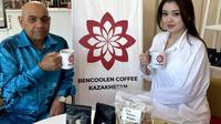 Selebgram asal negara Kazakhstan Dayana Assembayeva menjadi ikon promosi Kopi Bengkulu untuk negaranya. (Liputan6.com/Yuliardi Hardjo)