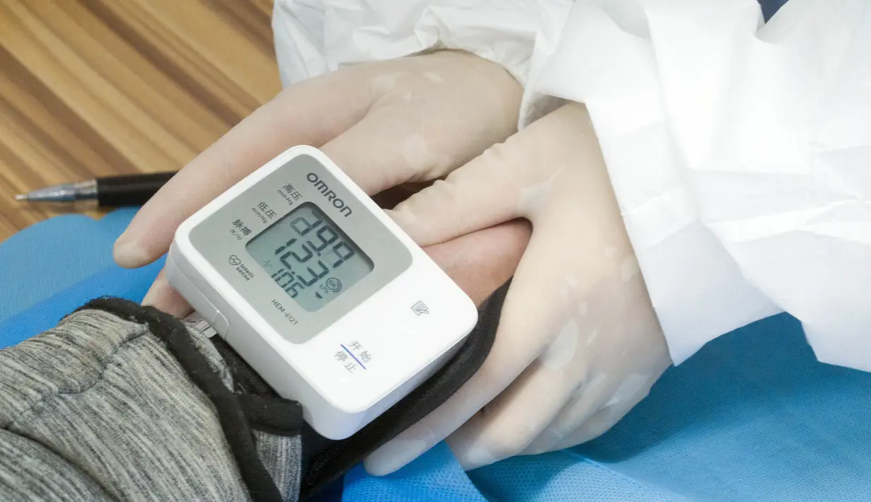 Staf medis mengukur tekanan darah seorang donor plasma, salah satu pasien yang telah sembuh dari coronavirus, di Pusat Darah Wuhan di Wuhan, ibu kota Provinsi Hubei, China tengah (17/2/2020). Pasien yang telah sembuh dari infeksi COVID-19 diimbau untuk menyumbangkan plasmanya. (Xinhua/Cai Yang)