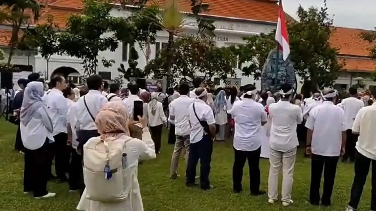 Civitas akademika FK Unair melakukan demo di kampus memprotes pencopotan Budi Santoso sebagai dekan. (Foto: Liputan6 pagi)