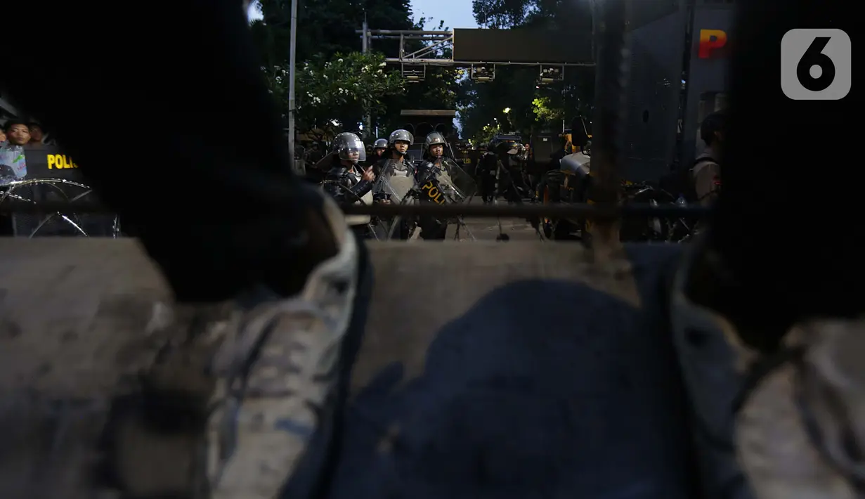 Aksi unjuk rasa mahasiswa dijaga ketat aparat kepolisian. (Liputan6.com/Helmi Fithriansyah)
