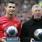 Gelandang Manchester United, Cristiano Ronaldo, bersama manajernya, Sir Alex Ferguson, menerima penghargaan pemain dan manajer terbaik Premier League di Stadion Old Trafford, Manchester, Minggu (13/4/2008). (AFP/Paul Ellis)