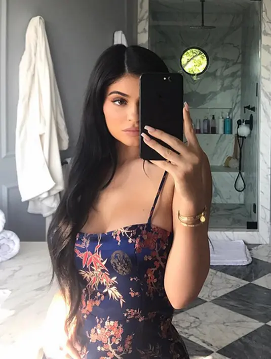 “Tyga merasa tergila-gila dengan foto itu, dia (Tyga) pikir bahwa Kylie adalah wanita hot, dan dia selalu menendang Kylie pergi dari benaknya di setiap pagi,” ujar sumber pada Hollywoodlife.com dan dilansir dari Ace Showbiz. (Instagram/kyliejenner)