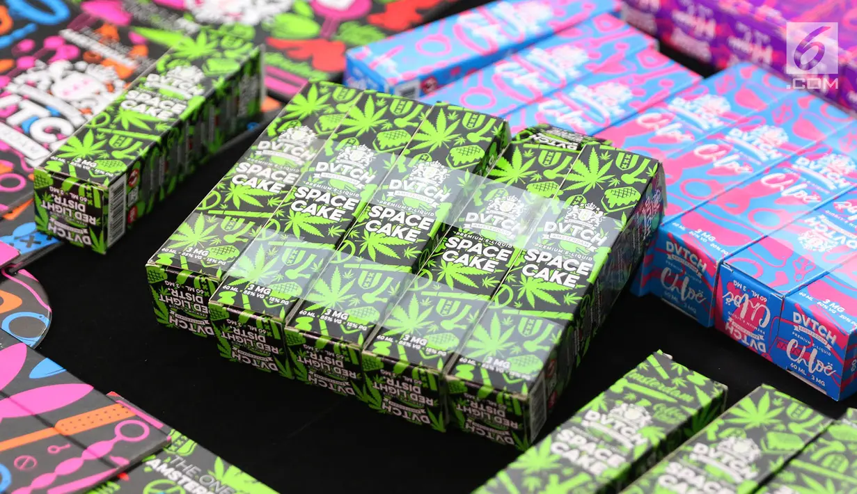 Barang bukti berupa liquid vape yang mengandung narkotika dalam rilis di Dittipidnarkoba Bareskrim Polri, Jakarta, Rabu (1/11). Dalam kasus tersebut, polisi mengamankan delapan orang tersangka. (Liputan6.com/Immanuel Antonius)