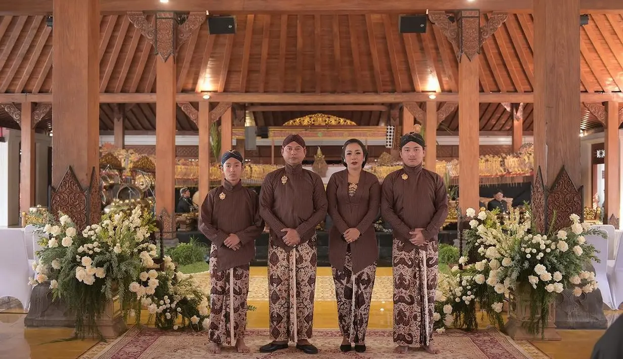 Soimah Pancawati menikah dengan Herwan Prandoko atau biasa disapa Koko memiliki dua orang anak laki-laki. Sebagai orang Jawa yang masih memegang tradisi, penyanyi kelahiran Pati 42 tahun itu pun menggelar acara ruwatan untuk anak-anaknya. [Instagram/showimah]