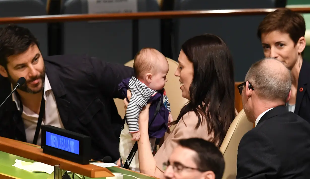 Perdana Menteri Selandia Baru, Jacinda Ardern menggendong putrinya, Neve Te Aroha Ardern Gayford saat menghadiri Nelson Mandela Peace Summit, sehari sebelum digelarnya Rapat Majelis Umum PBB ke-73 di markas PBB, New York, Senin (24/9). (AFP/Don EMMERT)