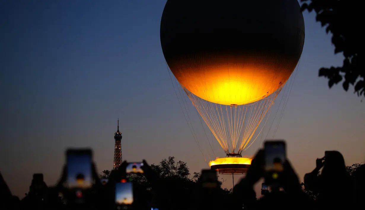 Konsep kaldron melayang ini dirancang khusus untuk mengenang penemu balon udara yang berasal dari Prancis, Joseph dan Stephen Montgolfier. (Thibaud MORITZ/AFP)