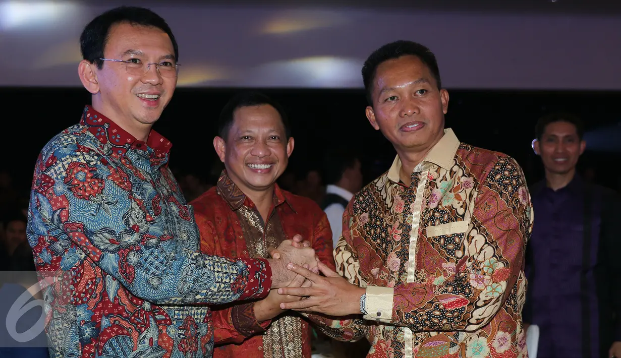 Ki-ka: Gubernur DKI Jakarta, Basuki Tjahaja Purnama,  Mantan Kalpoda Metro Jaya, Irjen Pol Tito Karnavian dan Kalpoda Metro Jaya, Irjen Pol Moechgiyarto saat acara Pisah Sambut Kapolda Metro Jaya, Jakarta, Senin (21/3). (Liputan6.com/Herman Zakharia)