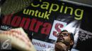 Hariz Azhar mendengarkan pertanyaan wartawan saat hadir dalam dukungan masyarakat dan petani untuk Kontras di Jakarta, Selasa (9/8). Dukungan yang bertemakan "Caping untuk Kontras" untuk menghentikan tindakan kriminalisasi. (Liputan6.com/Faizal Fanani)