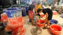 Pekerja menyelesaikan pembuatan kue Keranjang khas Imlek di Pabrik Kue Hoki di kawasan Sawangan, Depok, jawa Barat, Rabu (11/01/2023). Tahun ini ditargetkan sekitar 20ribu kue keranjang untuk perayaan Imlek diproduksi dengan harga Rp 18ribu per pax. (merdeka.com/Arie Basuki)