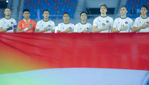 Pemain Timnas Indonesia U-22 menyanyikan Indonesia Raya sebelum melawan Filipina U-22 pada laga Grup C SEA Games 2025 di 700th Anniversary Stadium, Senin (8/12/2025). (Bola.com/Bagaskara Lazuardi)