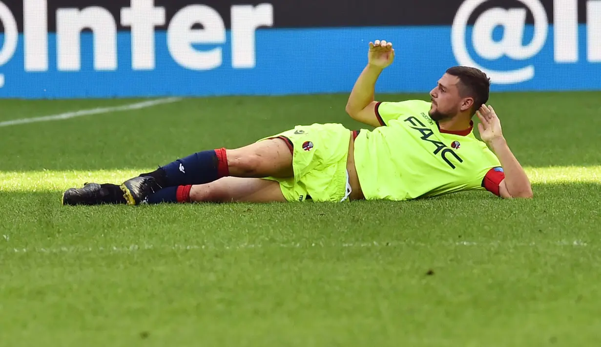 Aksi pemain Bologna, Mattia Destro yang tidur di lapangan usai laga Inter Milan vs Bologna pada lanjutan Serie A Italia di Stadion Giuseppe Meazza, Milan, (25/9/2016).  (AFP/Giuseppe Cacace)