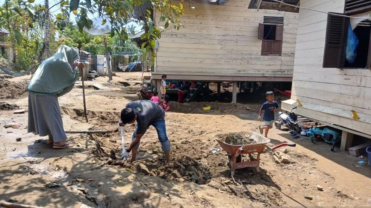 Warga Pidie Jaya Kembali Berjibaku Bersihkan Rumah Pasca Banjir Berulang, BPBD Desak Tanggul Permanen