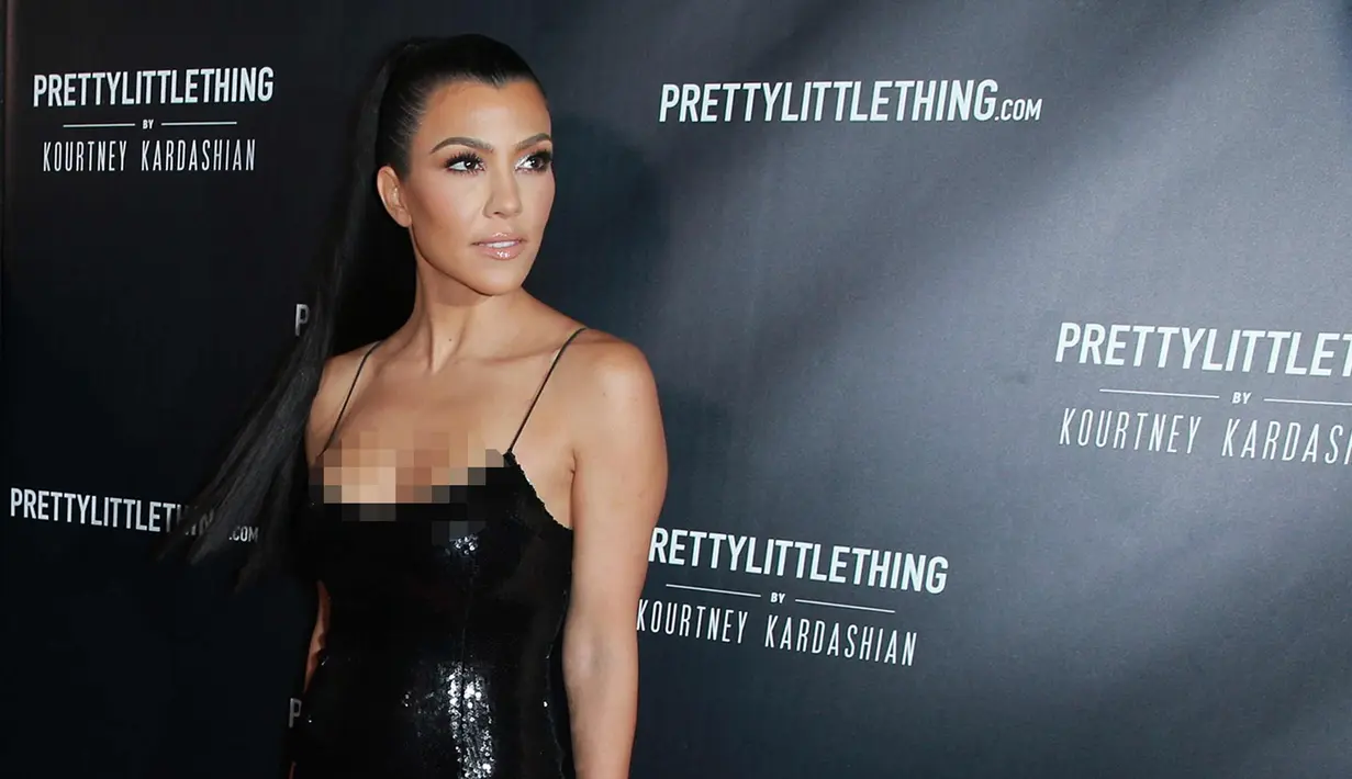 Kourtney Kardashian berpose saat menghadiri peluncuran PrettyLittleThing By Kourtney Kardashian di Los Angeles, California (25/10). Model 38 tahun ini tampil seksi dengan balutan gaun hitam super ketat. (Rich Fury/Getty Images/AFP)