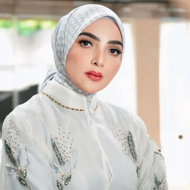 6 Potret Penampilan Ashanty di 4 Bulanan Aaliyah,
