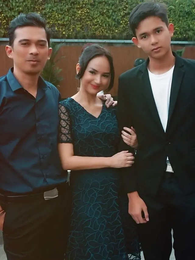 Ziarah ke Makam Saphira Indah, Ini 6 Momen Angelica Simperler Bareng Suami dan Anak Sambung