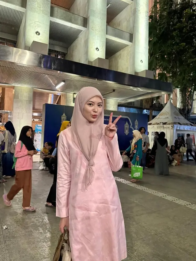 6 Potret Ayana Moon di Masjid Istiqlal, Serahkan Al-Qur'an Kepada Menteri Agama