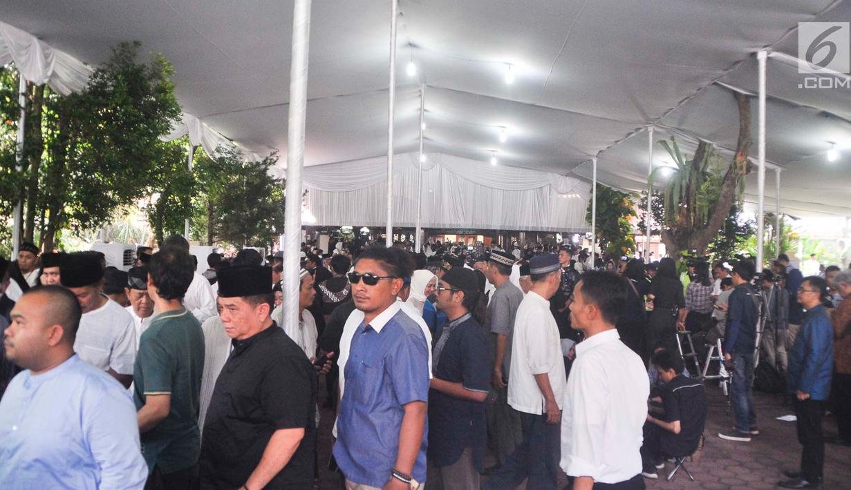 Warga berkumpul di sekitar tempat persemayaman Ani Yudhoyono di Puri Cikeas, Bogor, Jawa Barat, Minggu (2/6/2019). Jelang pemakaman Ani Yudhoyono, warga dari berbagai kalangan terus berdatangan ke rumah duka untuk memanjatkan doa serta menyampaikan bela sungkawa. (Liputan6.com/Immanuel Antonius)