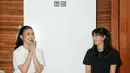 Meski memilih palet warna berbeda, gaya keduanya tetap terasa senada lewat siluet feminin, detail kerut, serta styling rambut berpita yang menjadi highlight utama look mereka. Chemistry persahabatan Sheila dan Fita juga terasa kuat lewat pose candid penuh tawa yang membuat keduanya tampak seperti duo bestie di coming-of-age movie. [@sheiladara].