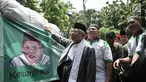 Calon Wakil Presiden nomor urut 01 Ma'ruf Amin meninjau truk yang mengangkut logistik bantuan untuk korban gempa dan tsunami di Sulawesi Tengah dari salah satu kelompok relawan di Rumah Situbondo, Jakarta, Minggu (7/10). (Merdeka.com/Iqal S. Nugroho)