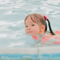 berenang bisa menjadi rekomendasi berenang untuk anak usia 12 tahun. credits: pexels/higarcia