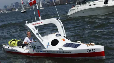 Aleksander Doba ingin memecahkan rekor dunia sebagai orang yang melintasi negara dengan kayak, New York, Minggu (29/5). Rencananya ia akan mendayaung kayak dari New York ke Lisbon, Portugal. (AFP Photo/Eduardo Munoz)