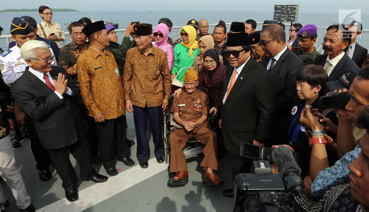 Ketua DPD RI Oesman Sapta Odang bersama para veteran pejuang kemerdekaan saat mengikuti upacara peringatan Hari Pahlawan dari atas KRI dr.Soeharso 990 di Perairan Pulau Damar, Teluk Jakarta, Jum'at (10/11). (Liputan6.com/Johan Tallo)